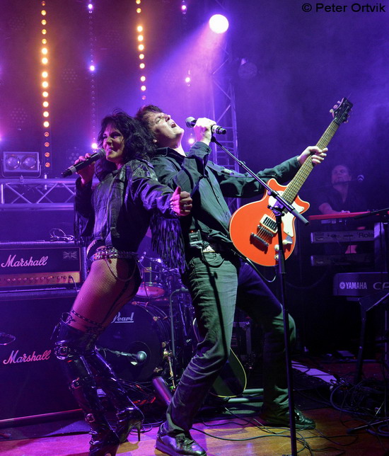 Vinyl 107-kryss med Elvis, Cher och Abba på scenen | Frontface